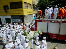 Imagem - Cortejo fúnebre de Mãe Carmen reúne filhos do Gantois, moradores da Federação e admiradores; veja fotos