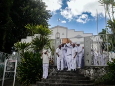 Imagem - 'Não acaba com a morte’: a emocionante despedida de Mãe Carmen do Gantois pela cidade