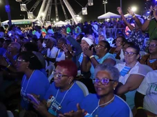 Imagem - Idosos de abrigos acompanham show de Roberto Carlos em Salvador em ação da prefeitura