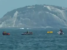 Imagem - Aeronave de pequeno porte cai no mar na praia de Copacabana