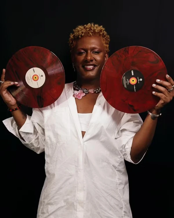 A cantora e compositora Liniker na turnê "Caju"  por Reprodução/Redes Sociais 