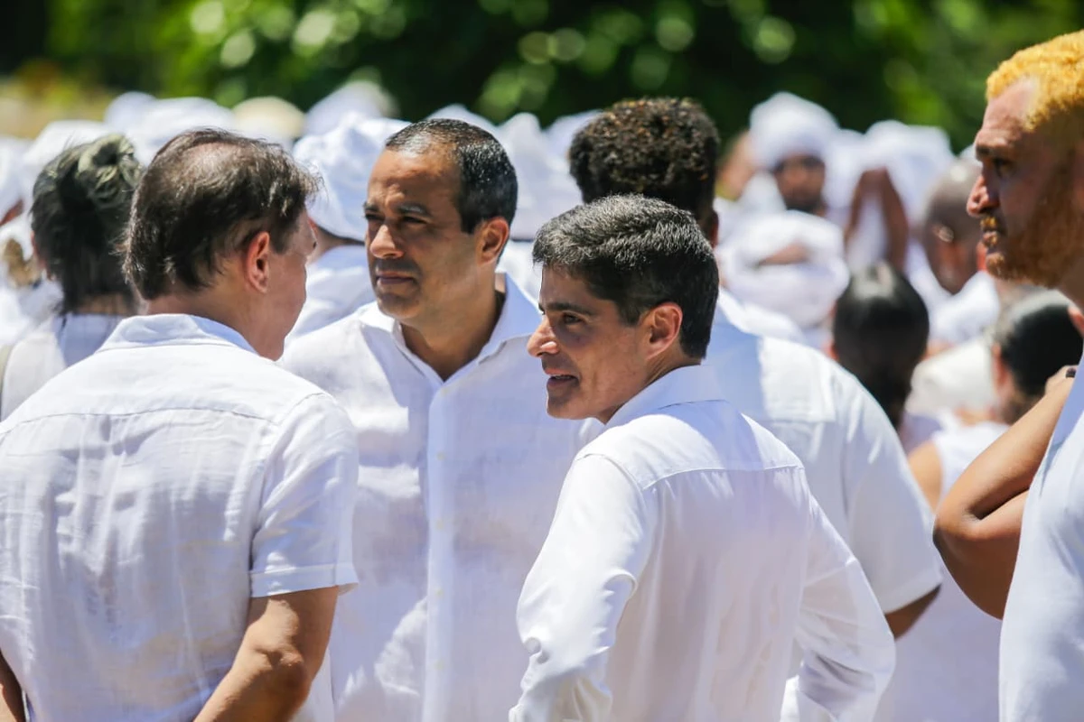 Bruno Reis e ACM Neto se despediram de Mãe Carmen por Arisson Marinho/CORREIO