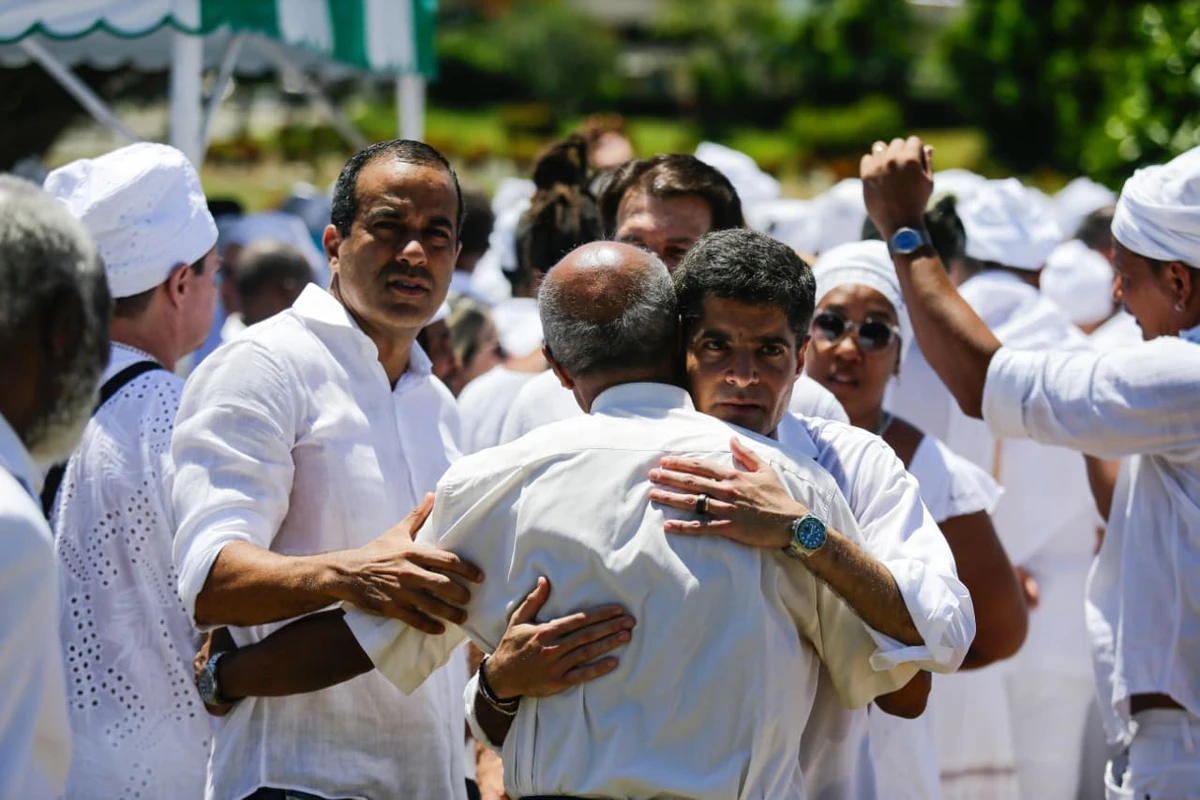 Bruno Reis e ACM Neto se despediram de Mãe Carmen por Arisson Marinho/CORREIO