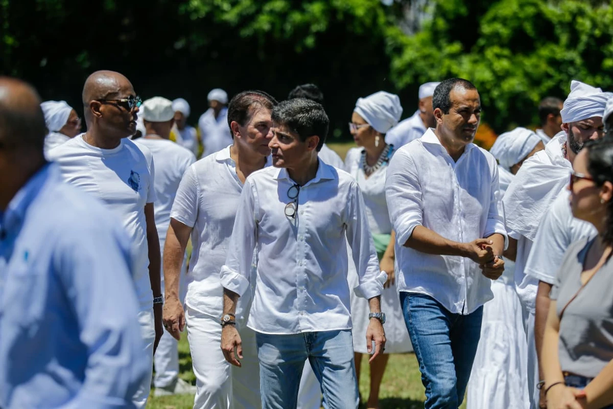 Bruno Reis e ACM Neto se despediram de Mãe Carmen por Arisson Marinho/CORREIO