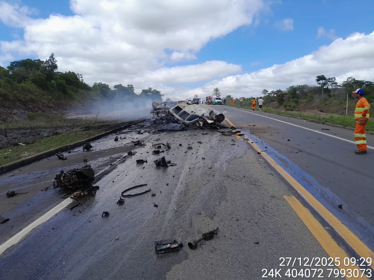 Carros ficaram destruídos na batida por Divulgação/PRF