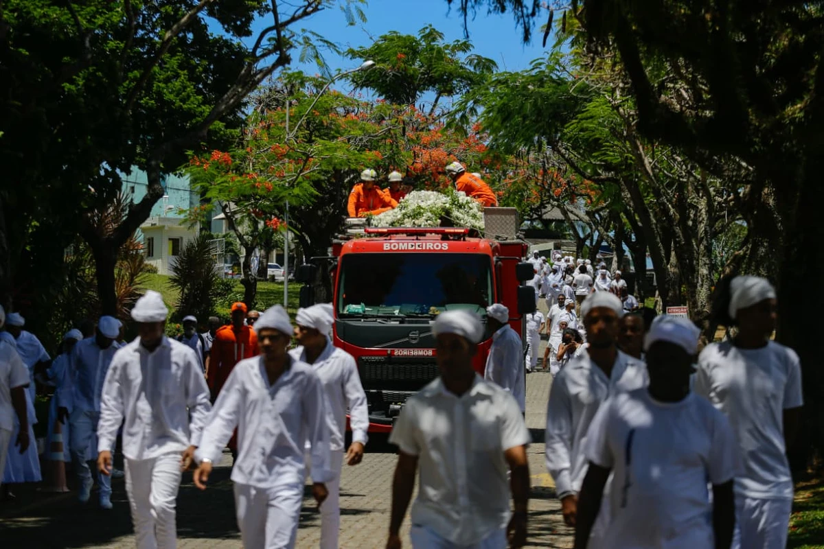 Corpo de Mãe Carmen chegou ao Cemitério Jardim da Saudade após cortejo pela cidade por Arisson Marinho/CORREIO