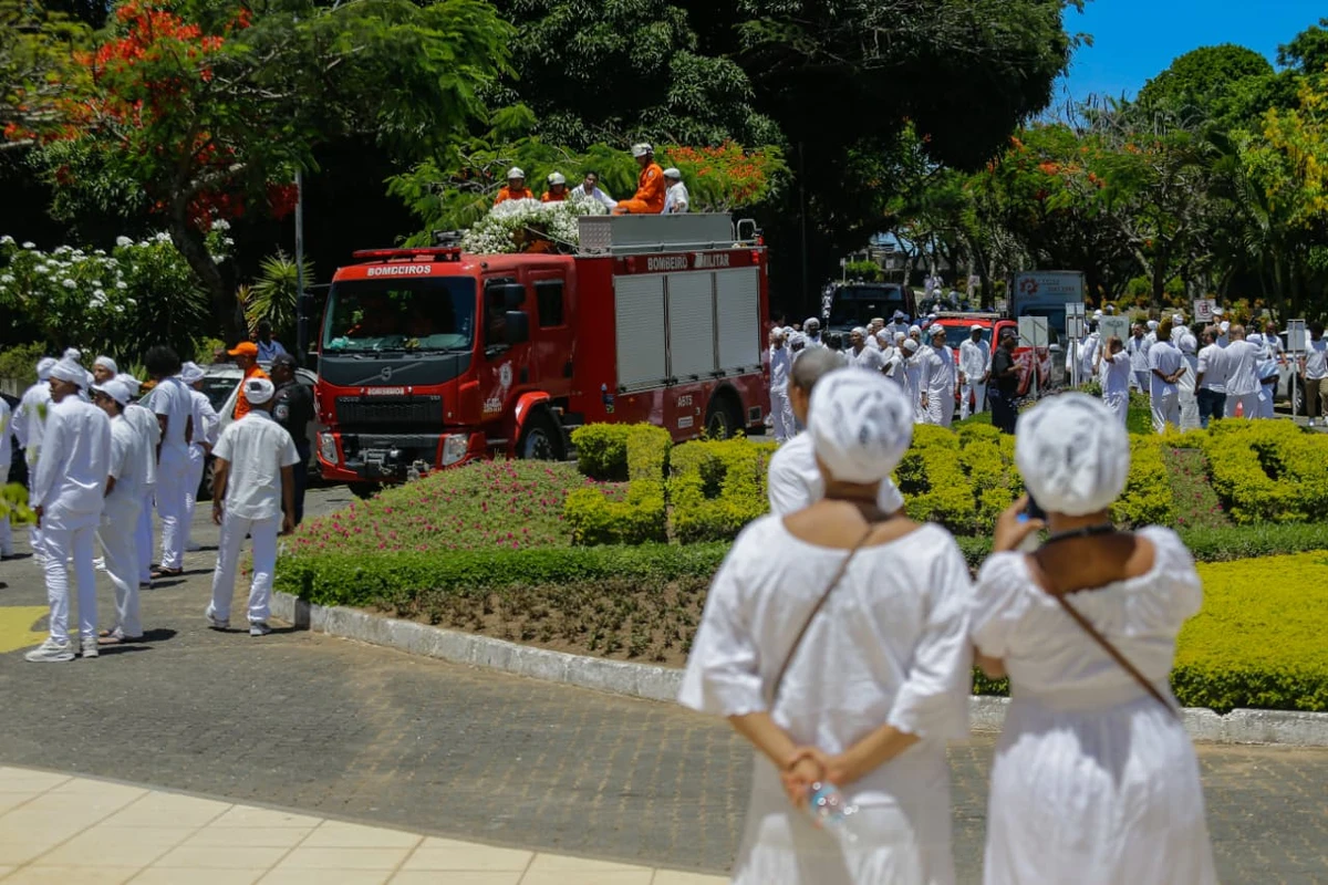 Corpo de Mãe Carmen chegou ao Cemitério Jardim da Saudade após cortejo pela cidade por Arisson Marinho/CORREIO