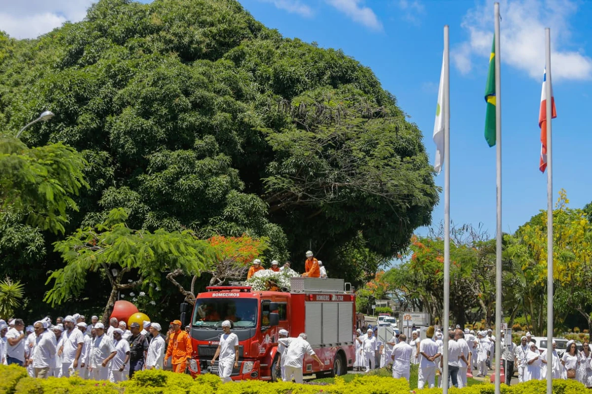 Corpo de Mãe Carmen chegou ao Cemitério Jardim da Saudade após cortejo pela cidade por Arisson Marinho/CORREIO