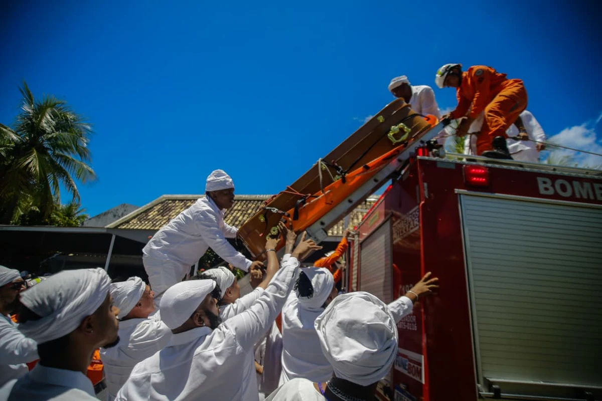 Corpo de Mãe Carmen chegou ao Cemitério Jardim da Saudade após cortejo pela cidade por Arisson Marinho/CORREIO