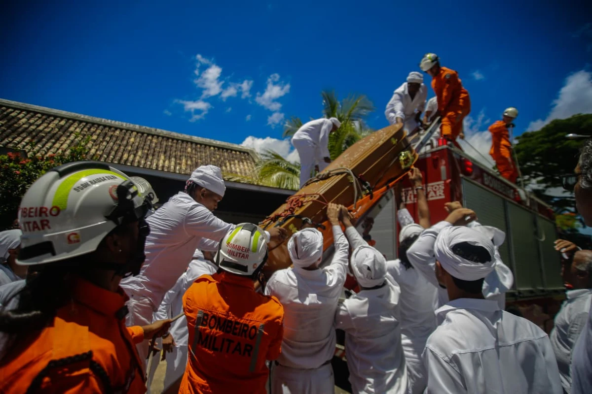 Corpo de Mãe Carmen chegou ao Cemitério Jardim da Saudade após cortejo pela cidade por Arisson Marinho/CORREIO