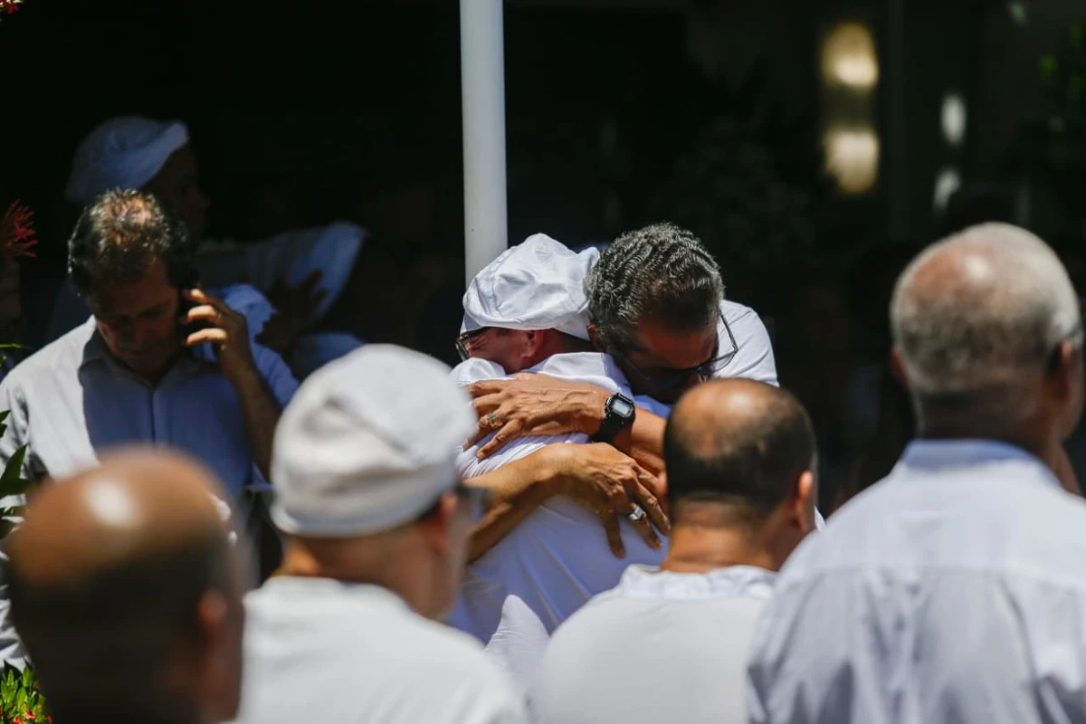 Corpo de Mãe Carmen é enterrado no Jardim da Saudade por Arisson Marinho/CORREIO