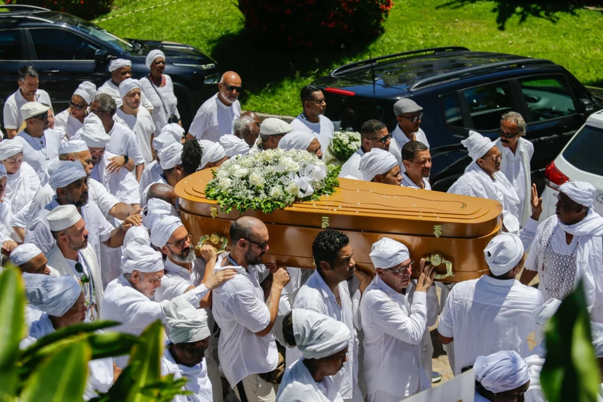 Corpo de Mãe Carmen é enterrado no Jardim da Saudade por Arisson Marinho/CORREIO