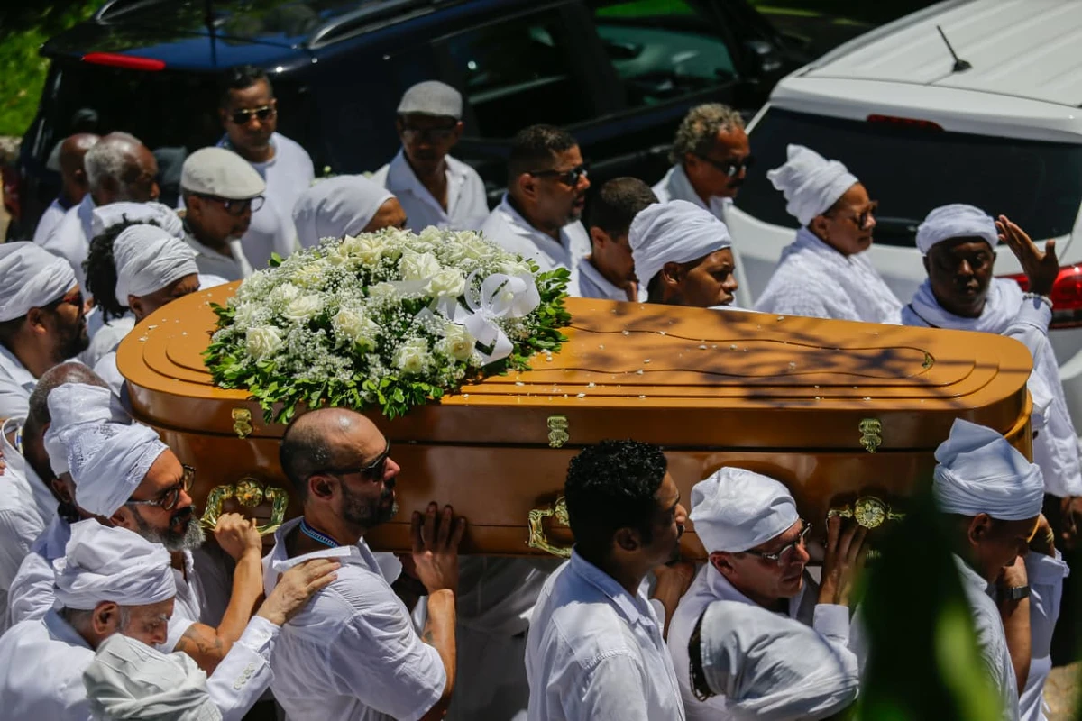 Corpo de Mãe Carmen é enterrado no Jardim da Saudade por Arisson Marinho/CORREIO