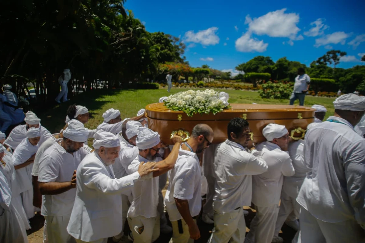 Corpo de Mãe Carmen é enterrado no Jardim da Saudade por Arisson Marinho/CORREIO