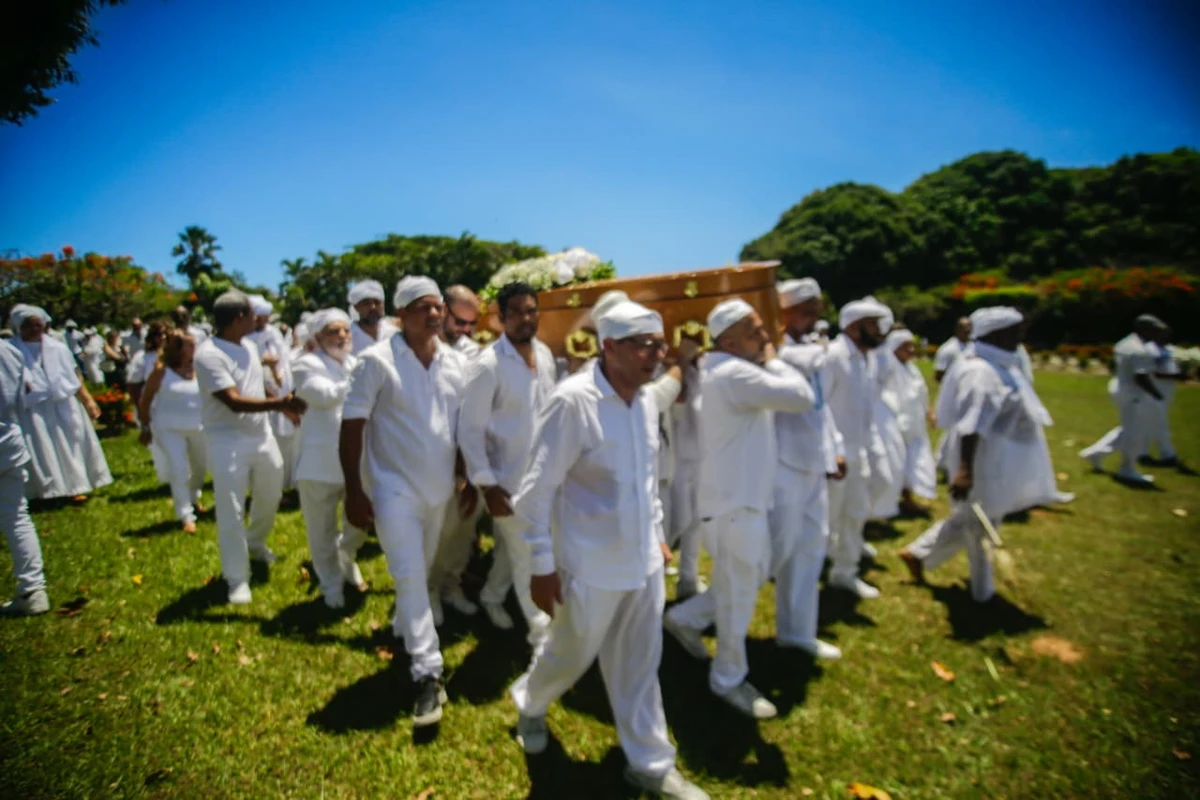 Corpo de Mãe Carmen é enterrado no Jardim da Saudade por Arisson Marinho/CORREIO