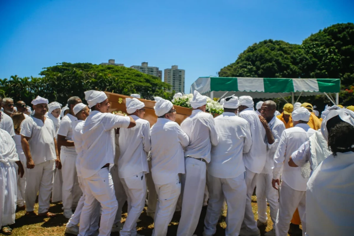 Corpo de Mãe Carmen é enterrado no Jardim da Saudade por Arisson Marinho/CORREIO