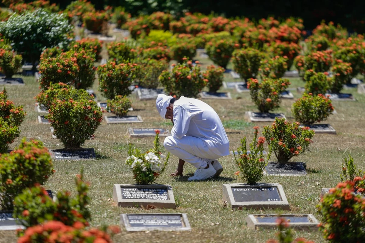 Corpo de Mãe Carmen é enterrado no Jardim da Saudade por Arisson Marinho/CORREIO