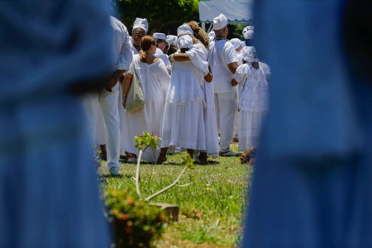 Corpo de Mãe Carmen é enterrado no Jardim da Saudade por Arisson Marinho/CORREIO