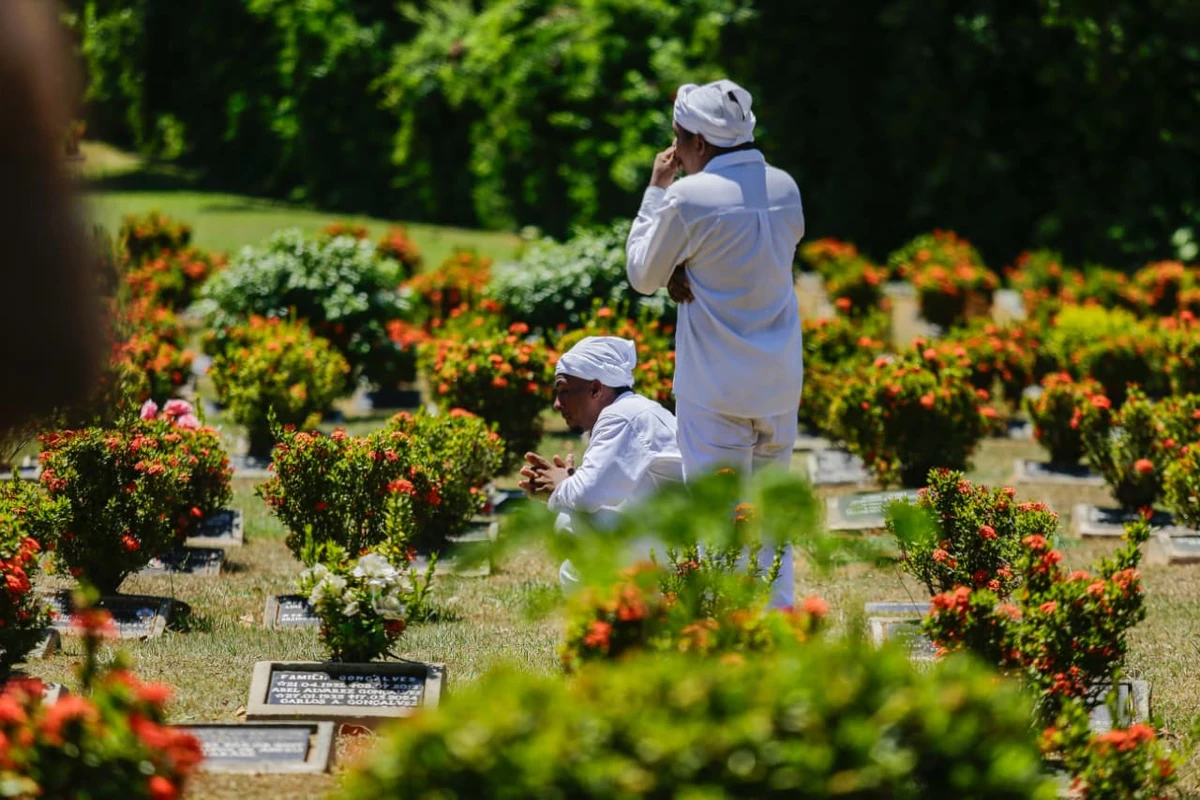 Corpo de Mãe Carmen é enterrado no Jardim da Saudade por Arisson Marinho/CORREIO