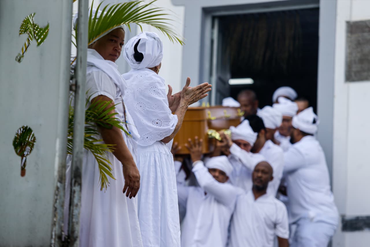 Cortejo de Mãe Carmen do Gantois por Arisson Marinho/CORREIO