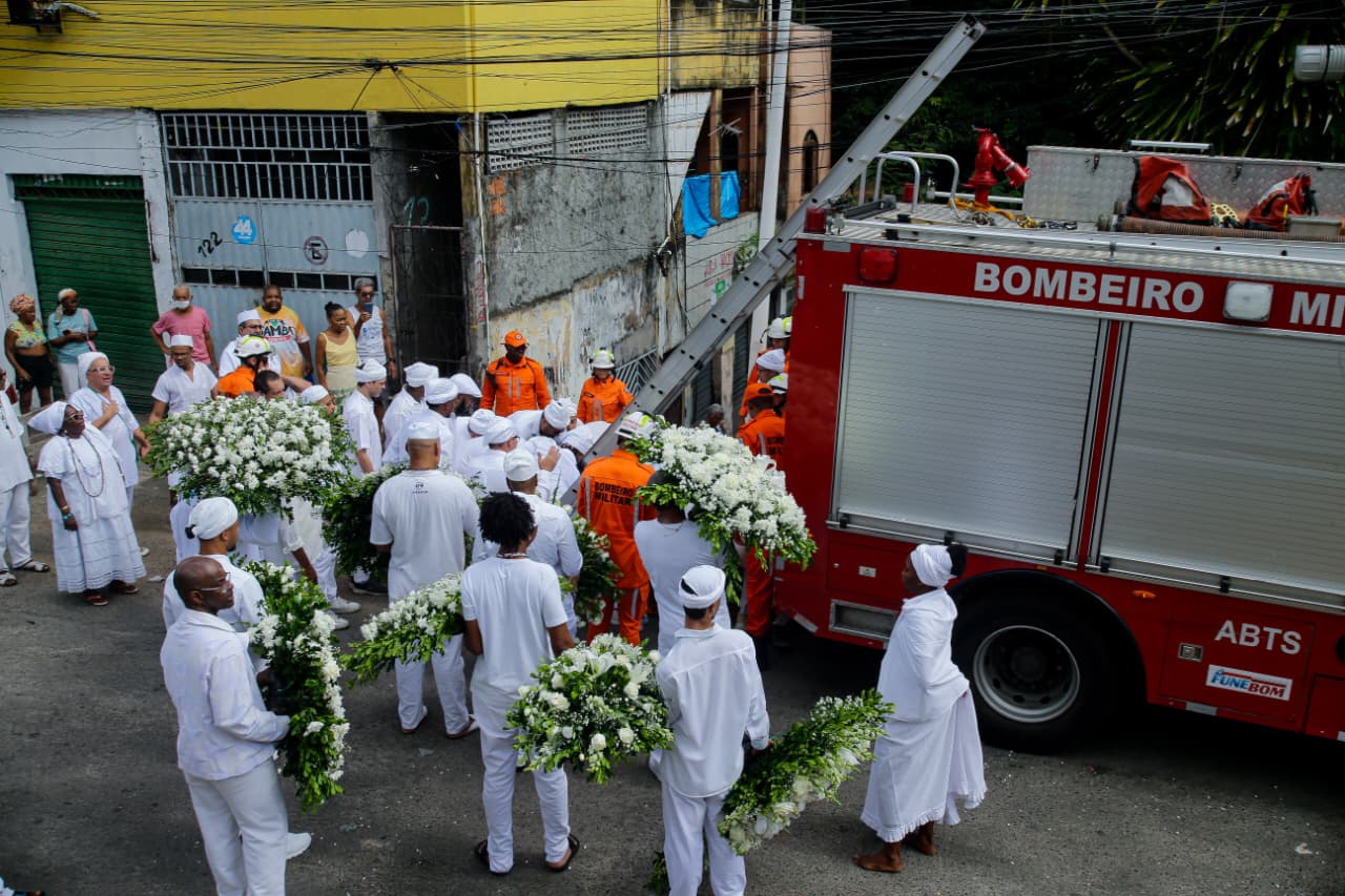 Cortejo de Mãe Carmen do Gantois por Arisson Marinho/CORREIO