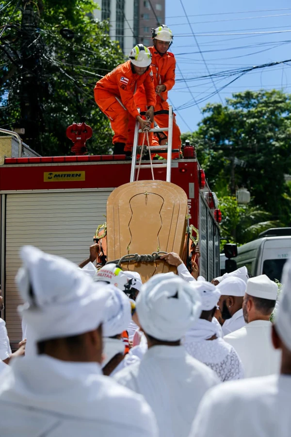 Cortejo de Mãe Carmen do Gantois por Arisson Marinho/CORREIO