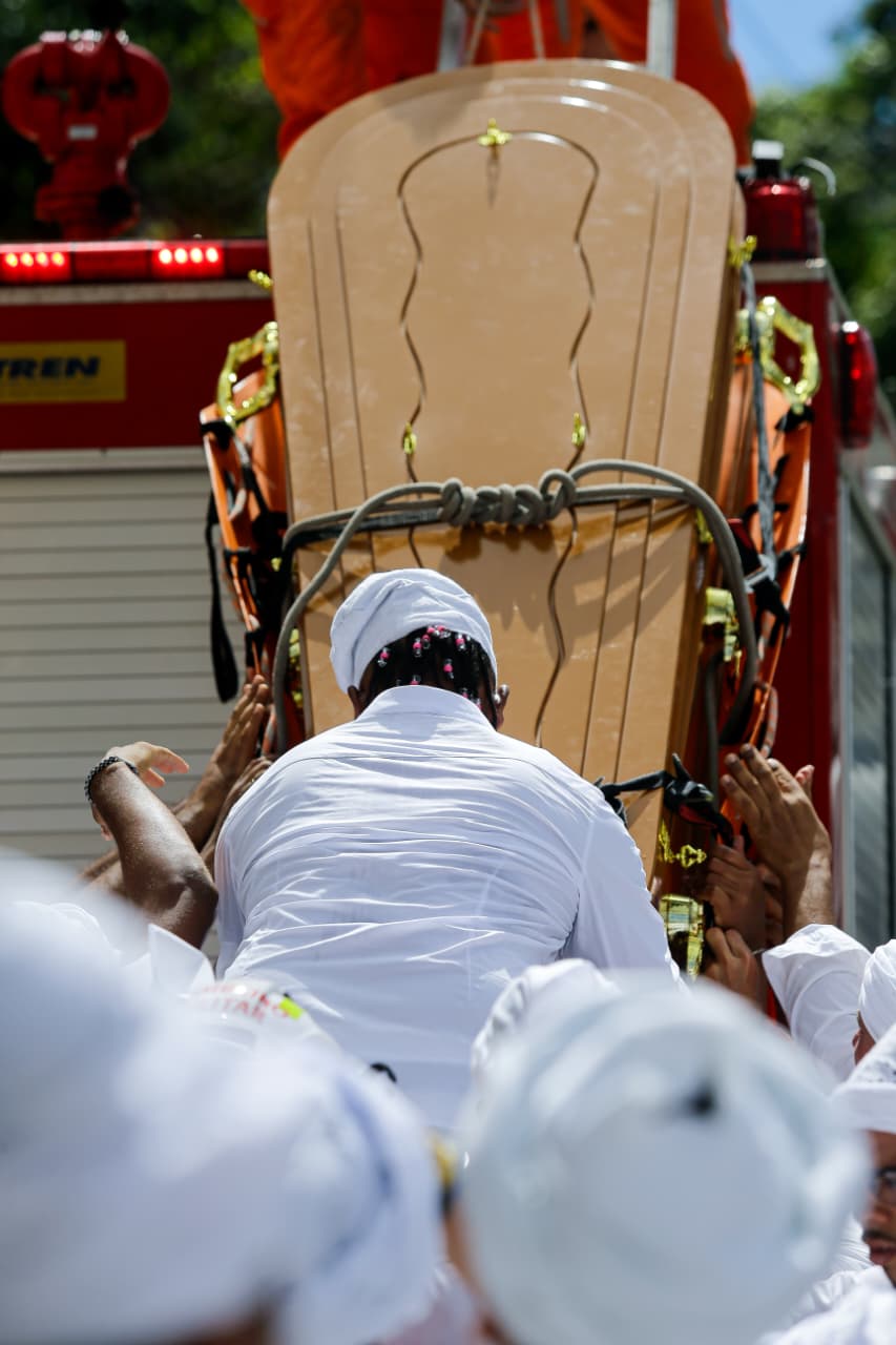 Cortejo de Mãe Carmen do Gantois por Arisson Marinho/CORREIO