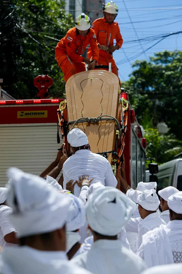 Cortejo de Mãe Carmen do Gantois por Arisson Marinho/CORREIO