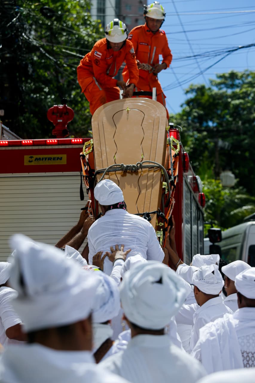 Cortejo de Mãe Carmen do Gantois por Arisson Marinho/CORREIO