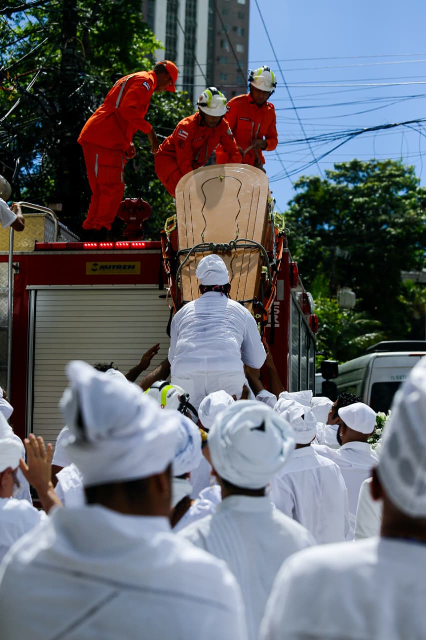 Cortejo de Mãe Carmen do Gantois por Arisson Marinho/CORREIO
