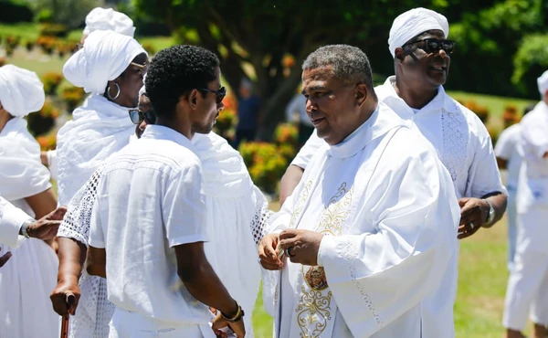 Enterro de Mãe Carmen reuniu líderes religiosos; na foto, Padre Lázaro (à direita) por Arisson Marinho/CORREIO