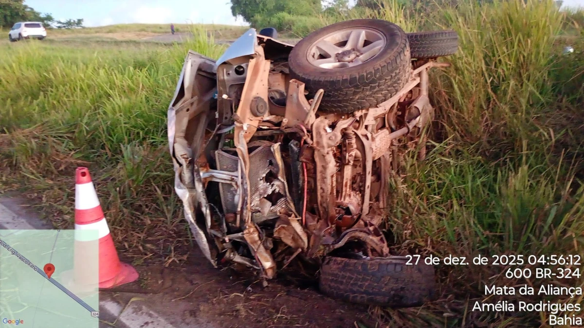 Homem morre após atropelar cavalo, atravessar canteiro central e bater de frente com caminhão na BR-324