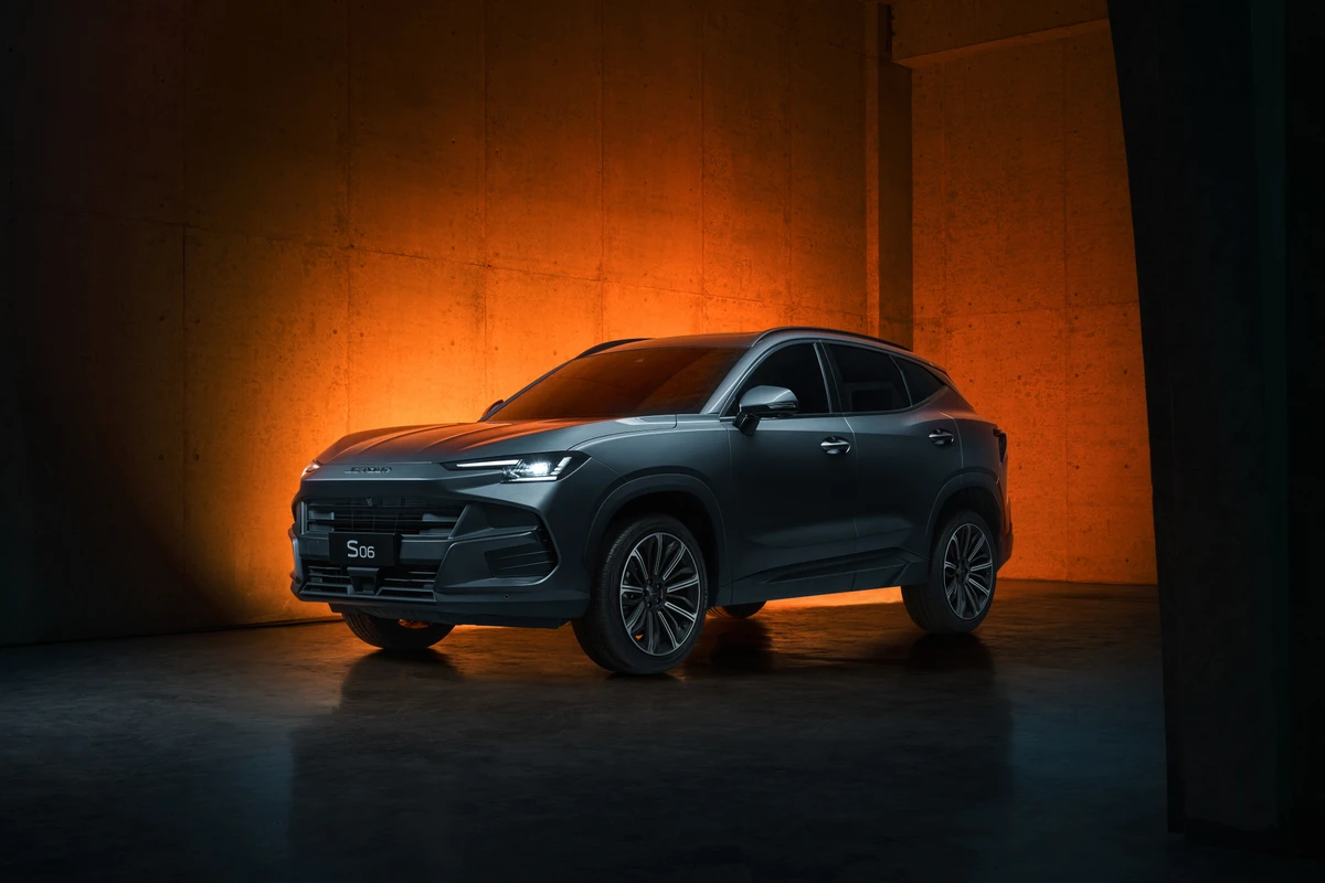 Com 4,61 m de comprimento, o S06 tem uma estética mais urbana e também é um híbrido plug-in por Divulgação