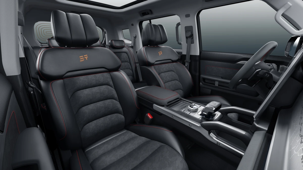 Bancos dianteiros elétricos e o teto solar são de série por Divulgação