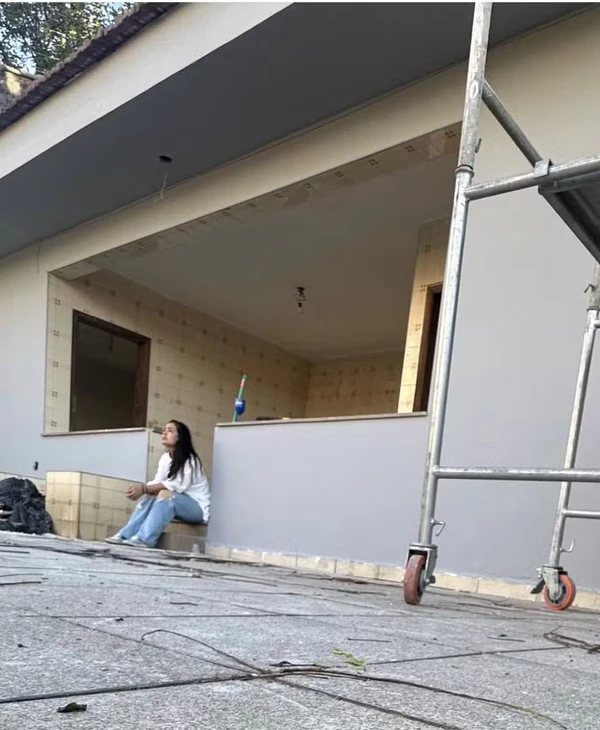 Li Martins visita a obra após a morte do marido por Reprodução/Redes Sociais 