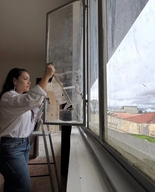 Li Martins visita a obra após a morte do marido por Reprodução/Redes Sociais 