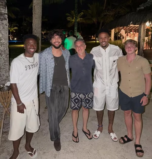 Nattan posa ao lado de Vini Jr. e Luciano Huck