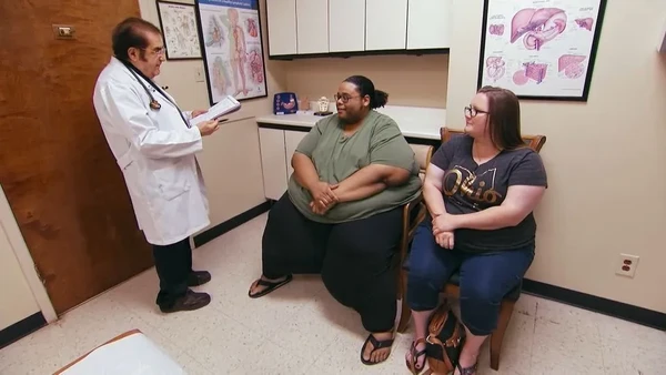  Mas tudo começou a mudar com o acompanhamento do Dr. Now, médico responsável pelo tratamento dos participantes. Seguindo à risca uma dieta rigorosa, rica em proteínas e com pouquíssimos carboidratos, ele conseguiu eliminar mais de 60 quilos logo no início, resultado suficiente para ser aprovado para a cirurgia bariátrica por Reprodução/Record 