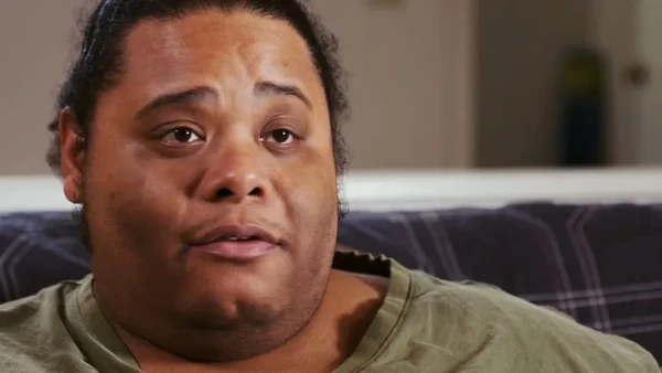 Desde cedo, Brandon enfrentou conflitos familiares intensos. Brigas constantes em casa, a separação dos pais e o rompimento com o pai foram feridas que nunca cicatrizaram completamente. A comida passou a ser refúgio emocional, e o excesso de peso virou uma barreira entre ele e o futuro que imaginava para si por Reprodução/Record 