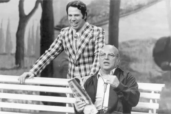 Silvio Santos esteve presente tanto na estreia de 'A Praça da Alegria', em 1972, ao lado de Manoel de Nóbrega, quanto na de 'A Praça É Nossa', comandada por seu filho, Carlos Alberto de Nóbrega, décadas depois. por Arquivo/Estadão 