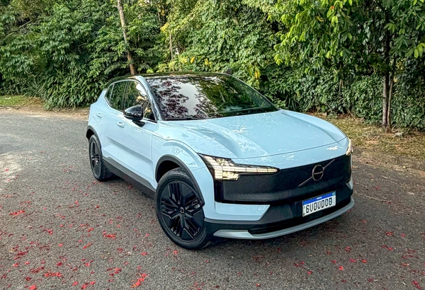 Quarto carro elétrico mais vendido no país, o Volvo EX30 ganhou uma versão com dois motores