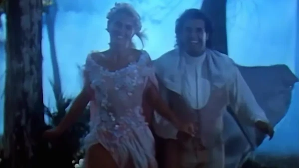 Xuxa e Sérgio Mallandro em cena de "Lua de Cristal" por Reprodução