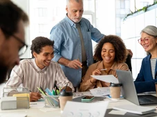 Imagem - Trabalho entre gerações: por que equipes intergeracionais ganham espaço nas empresas