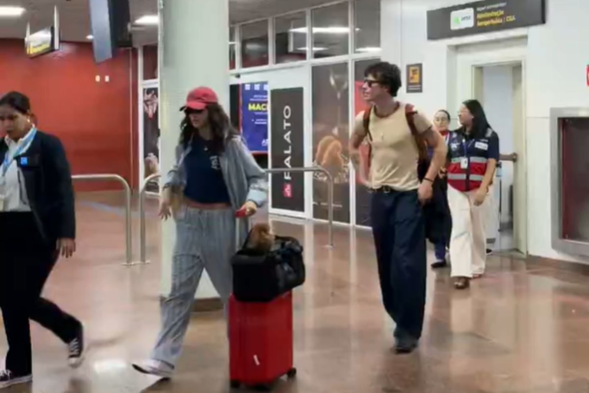 Bruna Marquezine e Shawn Mendes em aeroporto por Reprodução | X