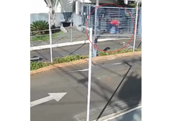 Câmera flagrou agressão em guarita de condomínio por Reprodução