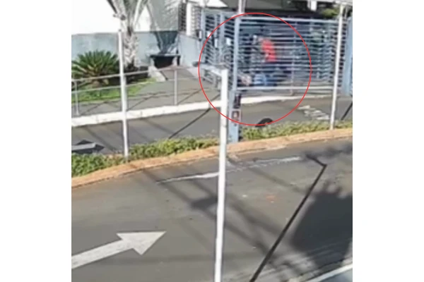 Câmera flagrou agressão em guarita de condomínio por Reprodução