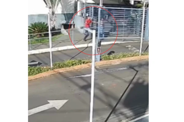 Câmera flagrou agressão em guarita de condomínio por Reprodução