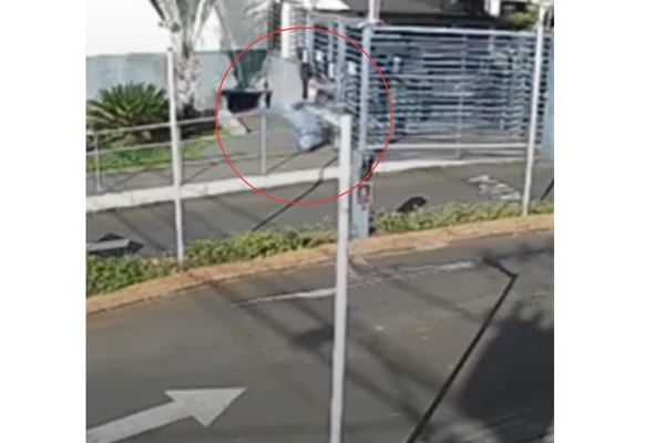 Câmera flagrou agressão em guarita de condomínio por Reprodução