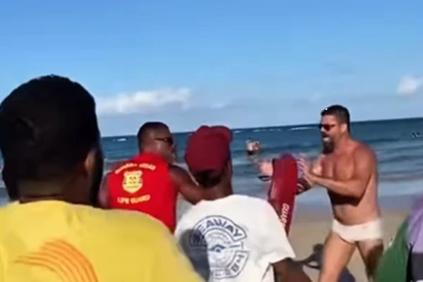 Confusão terminou com turistas agredidos por barraqueiros por Reprodução
