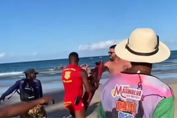 Confusão terminou com turistas agredidos por barraqueiros por Reprodução